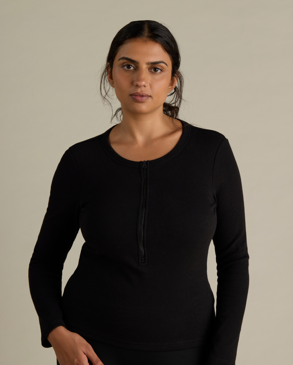 Mays wears size L. Normally wears AU size 14. Cup size 12F.