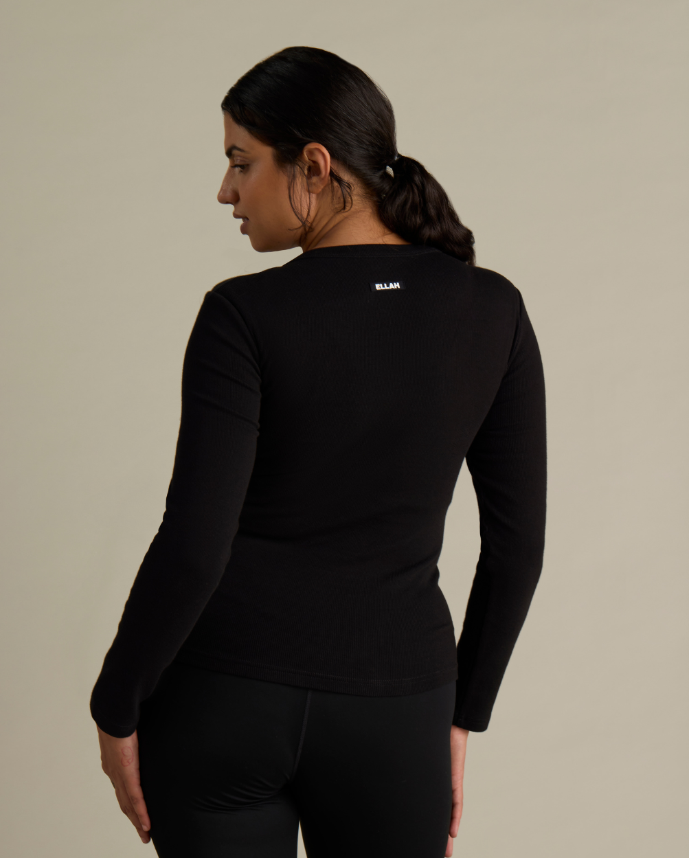 Mays wears size L. Normally wears AU size 14. Cup size 12F.