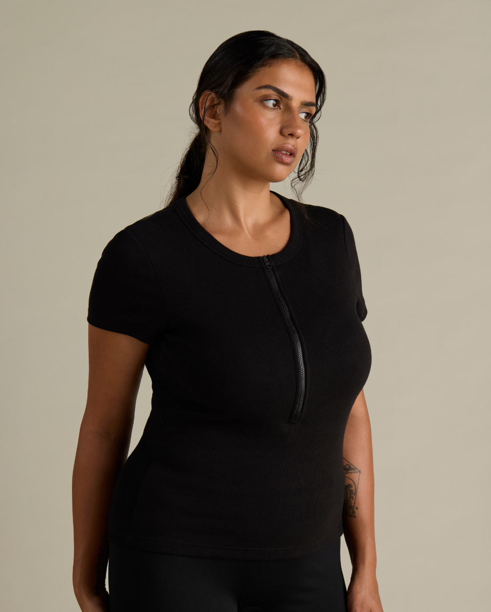 Mays wears size L. Normally wears AU size 14. Cup size 12F.