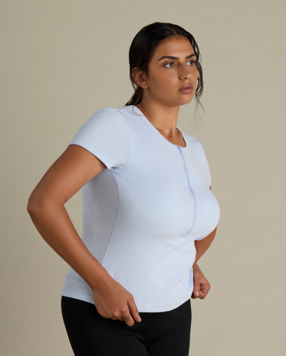 Mays wears size L. Normally wears AU size 14. Cup size 12F.