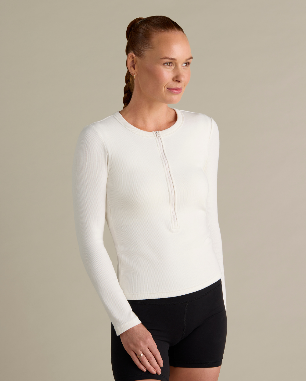 Jaimee wears size S. Normally wears AU size 6-8. Cup size 10B.