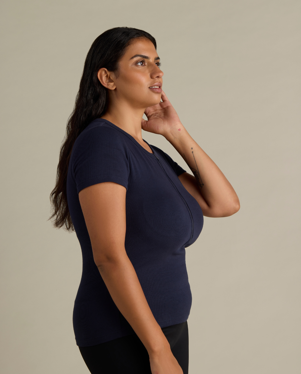 Mays wears size L. Normally wears AU size 14. Cup size 12F.