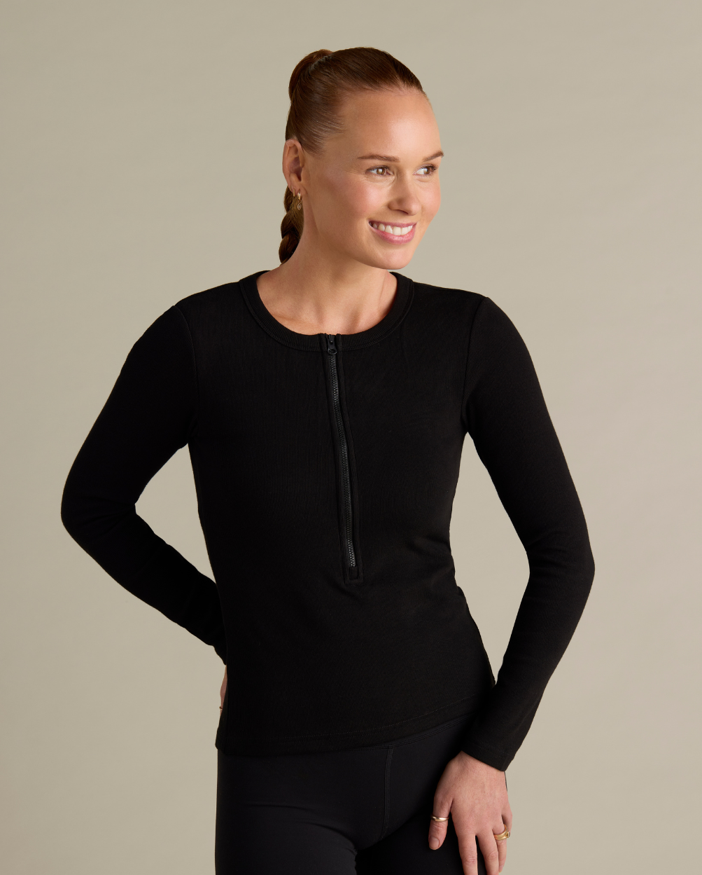 Jaimee wears size S. Normally wears AU size 6-8. Cup size 10B.