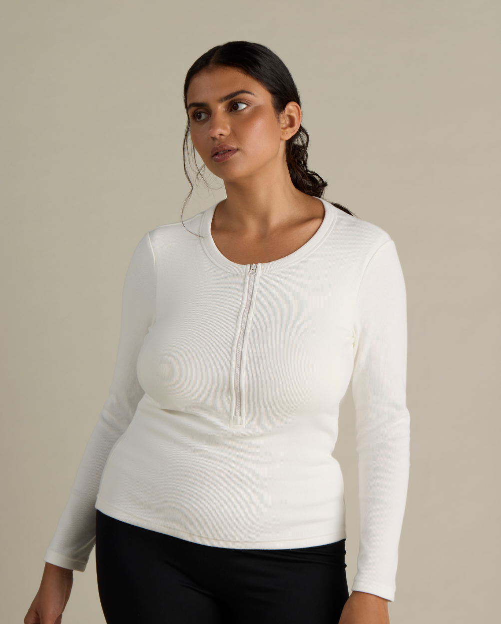 Mays wears size L. Normally wears AU size 14. Cup size 12F.